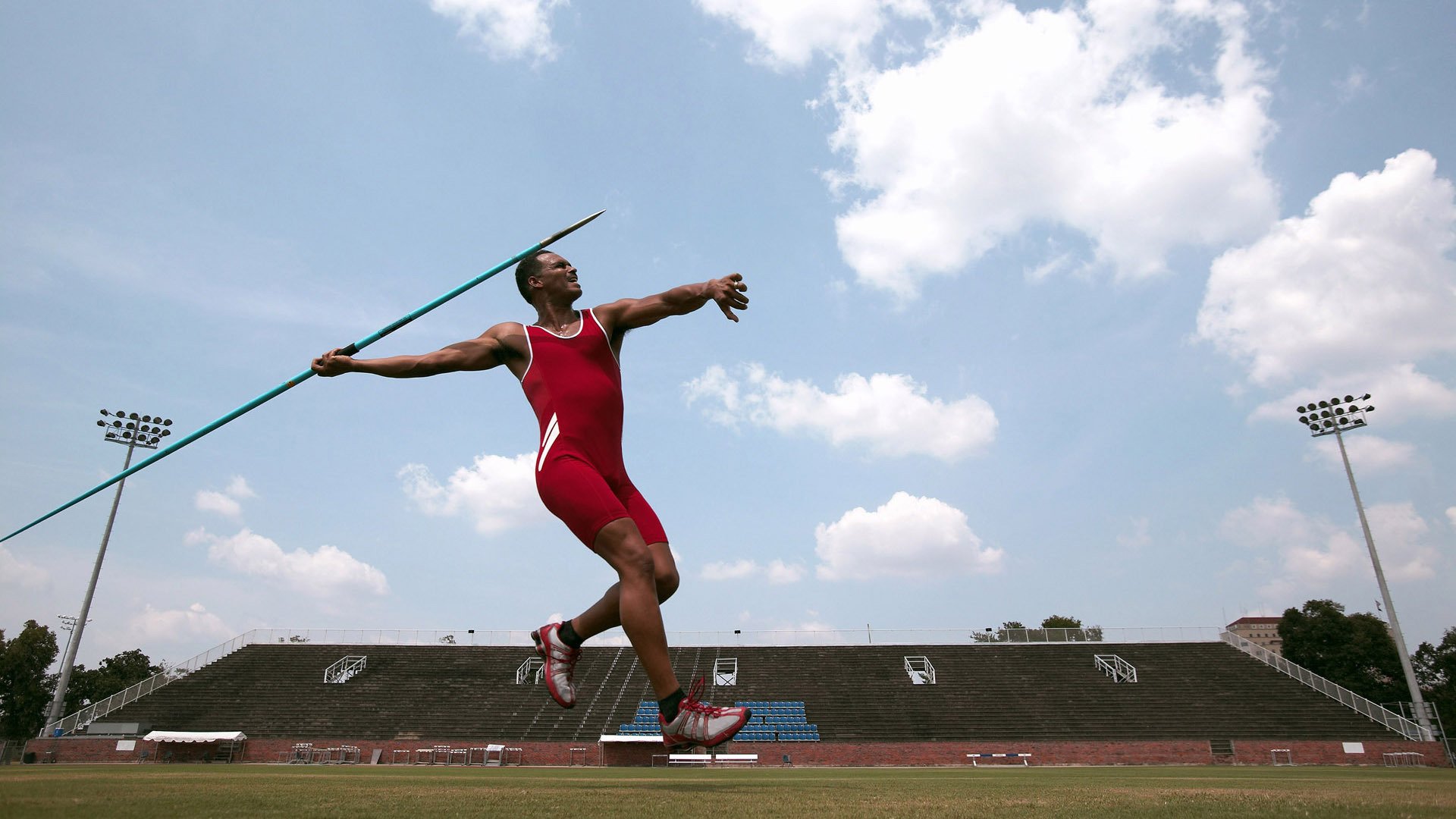 开云体育-詹姆斯末节接管比赛，F1街道赛之夜的篮球启示录